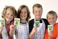 4 Kinder halten den Ernährungsführerschein in der Hand