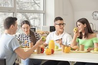 4 Schülerinnen und Schüler essen zusammen