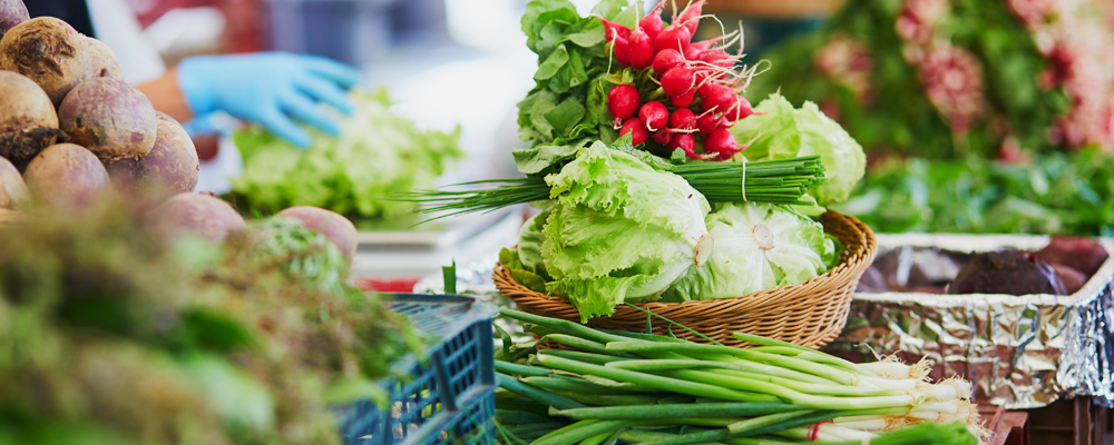 frisches Gemüse an einem Marktstand