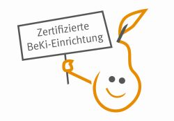 Symbol einer lachenden Birne mit erhobenem Schild mit dem Text Zertifizierte BeKi-Einrichtung