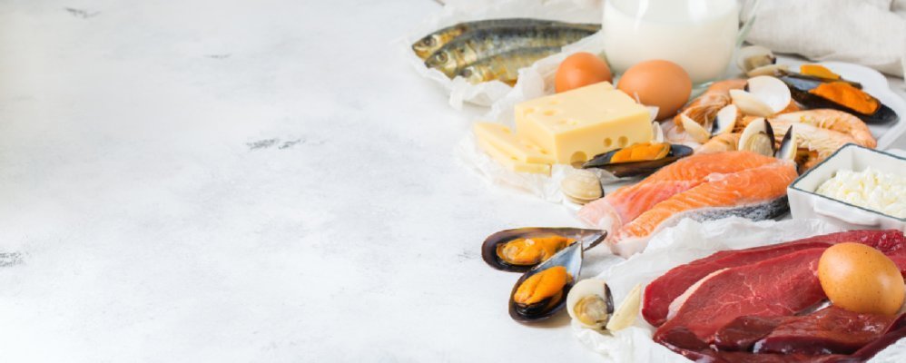 Vitamin-B12-reiche Lebensmittel: Leber, Fleisch, Meeresfrüchte, Fisch, Milch, Eier, Joghurt, Käse