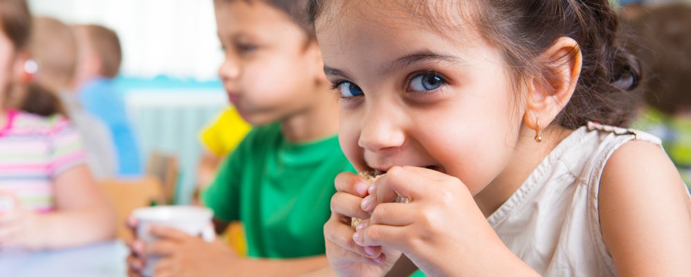 Kinder essen Snack in der Kita