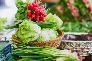 frisches Gemüse an einem Marktstand
