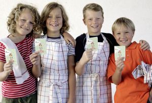 vier Jungen halten stolz ihre Ernährungsführerscheine in die Kamera