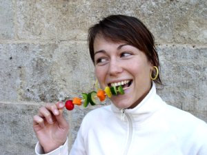 Frau isst Gemüsestick