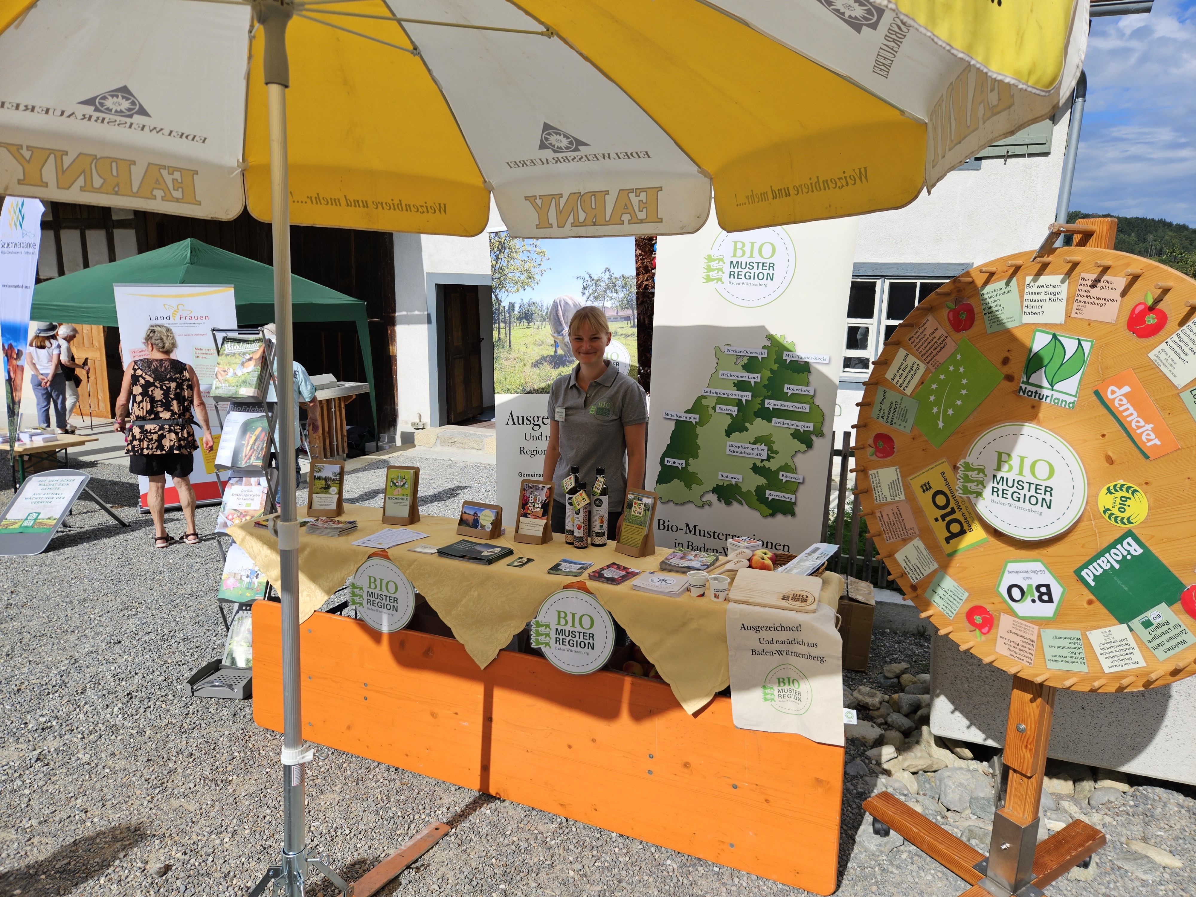 Regionalmanagerin Katharina Eckel am Stand der Bio-Musterregion mit Glücksrad