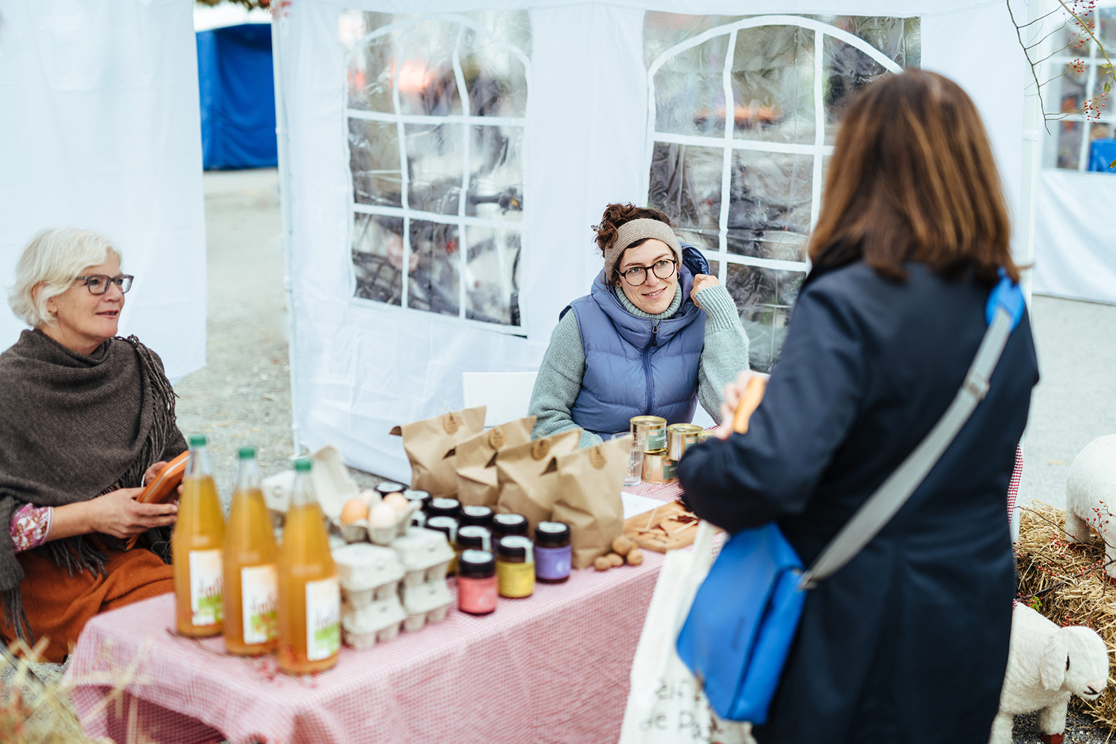 Drei Personen unterhalten sich an einem Stand des Konstanzer Bio-Markt. 