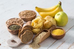 Banane, Vollkornprodukte, Kartoffel, Apfel und mehr gute Kohlenhydratquellen