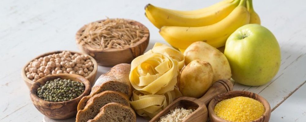 Banane, Vollkornprodukte, Kartoffel, Apfel und mehr gute Kohlenhydratquellen