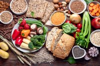 Ballaststoffreiche Lebensmittel: Obst, Gemüse, Vollkorn, Leinsamen, Hülsenfrüchte