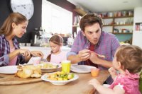 Artikel Gute Atmosphäre beim Essen am Familientisch