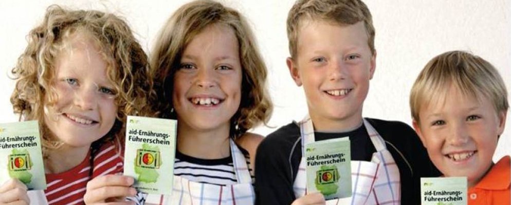 4 Kinder halten glücklich den Ernährugsführerschein in der Hand