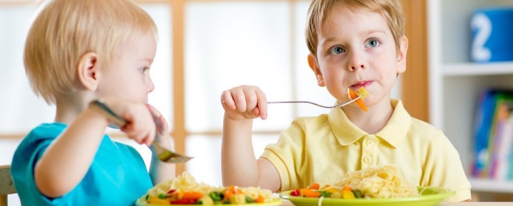 Kleinkinder essen in der Kita zu Mittag