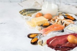 Vitamin B12-reiche Lebensmittel wie Leber, Meeresfrüchte, Fisch, Eier, Joghurt, Käse...